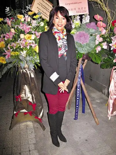 郑裕玲网站出售画作 赞王浩信主持表现不俗