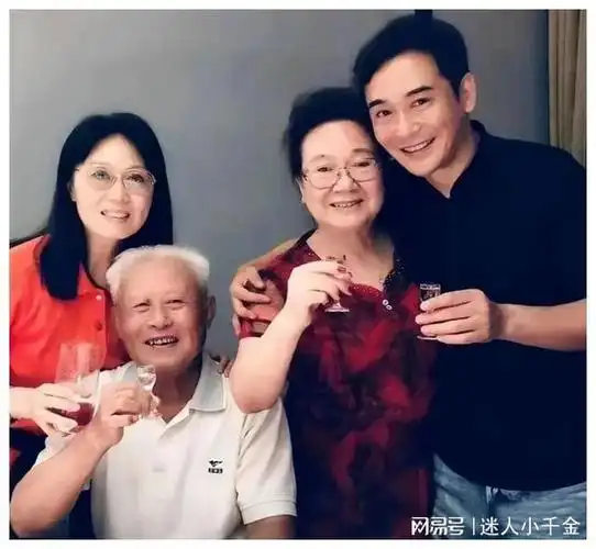 爱无界限27岁男演员与大15岁妻子的恩爱人生