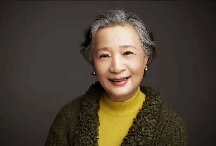 严敏求:凭借灭绝师太走红,与丈夫携手54年,依然恩爱如初