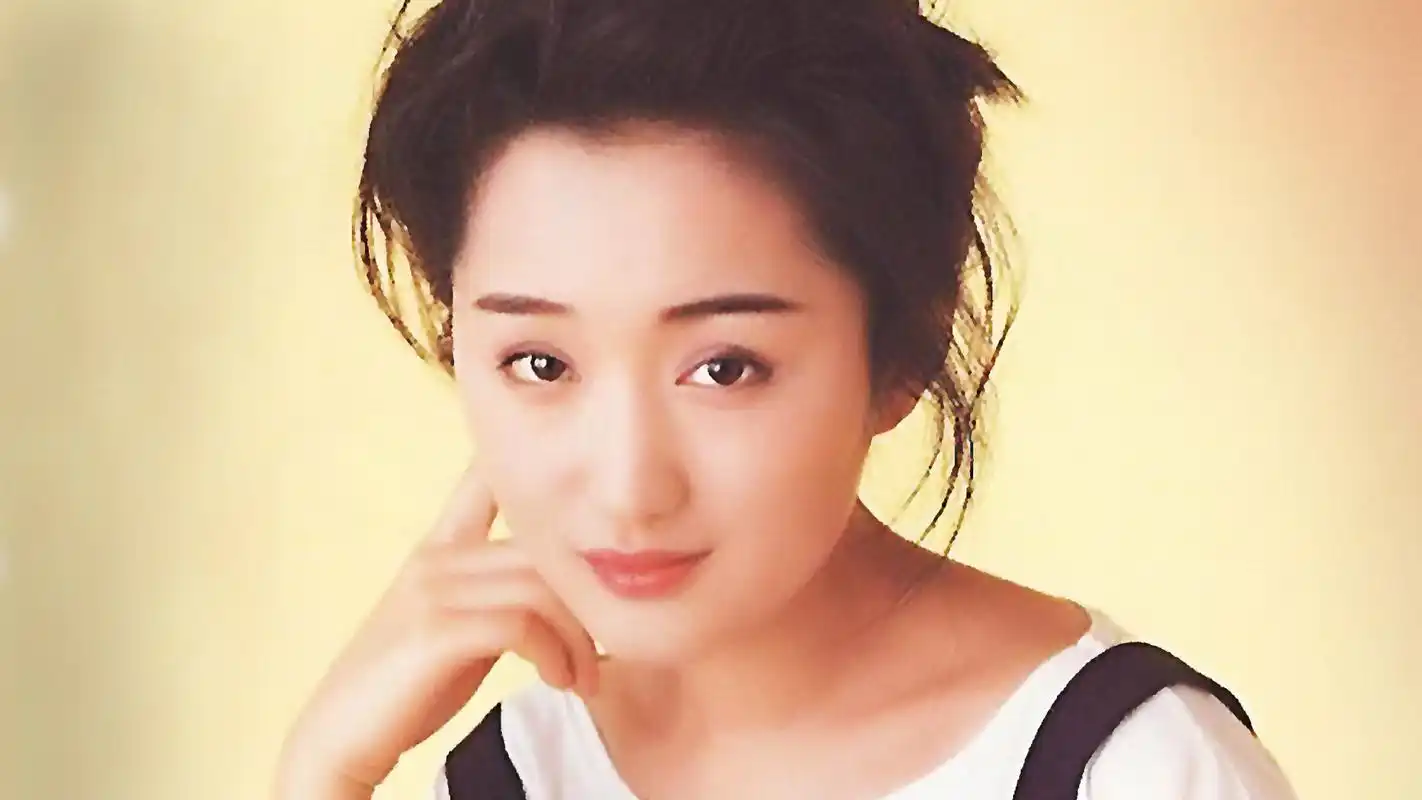 杨钰莹少女时期一组青涩旧照,长得好清纯,穿背带裙的样子真好看