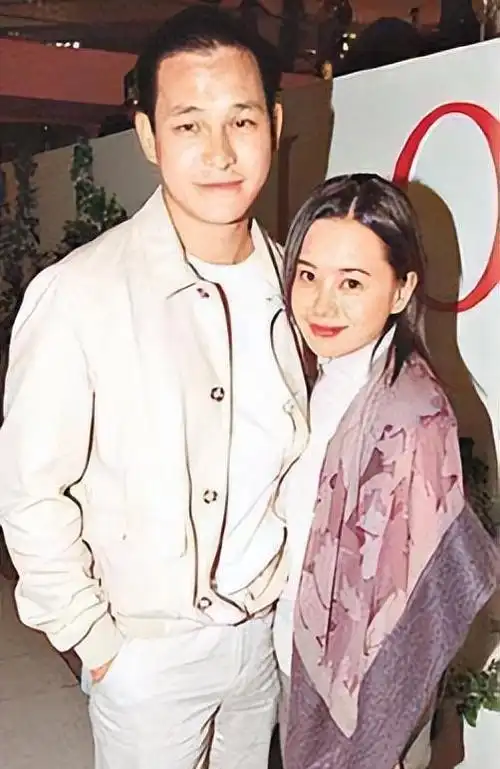 婚礼上,宾客们都被那温馨浪漫的气氛感染,杨其龙和何超琼在杨玳诗的