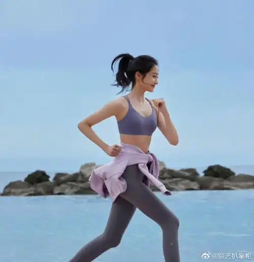 关晓彤海边跑步##关晓彤的身材线条##安踏冠军跑鞋