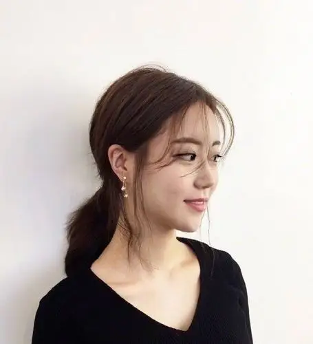 温柔甜美系女生发型,9款低马尾造型示范