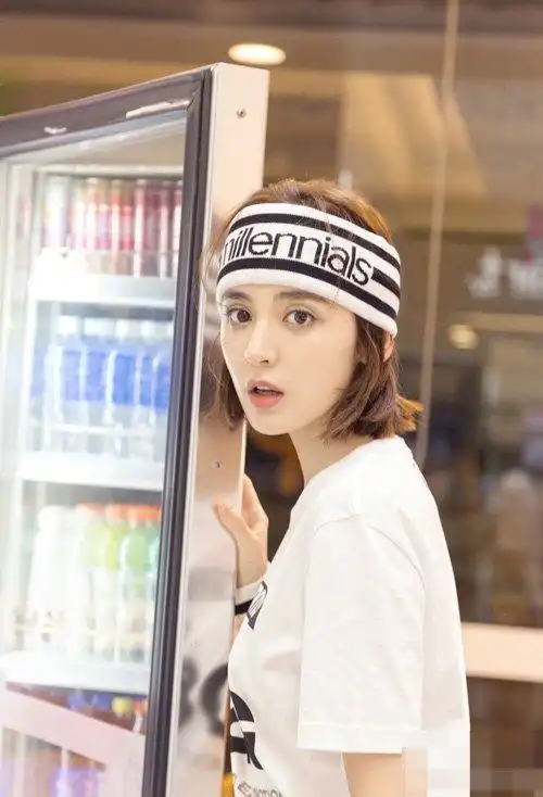 并且发质看上去超级漂亮,象征着休闲运动风范的女孩子发型设计