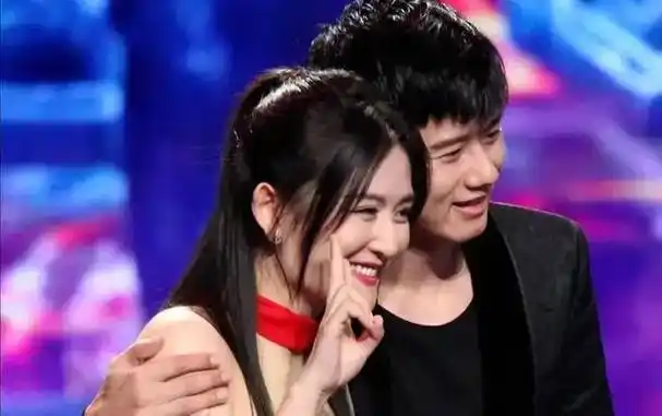 张杰谢娜带仨娃游迪士尼十指紧扣如热恋情侣羡煞旁人