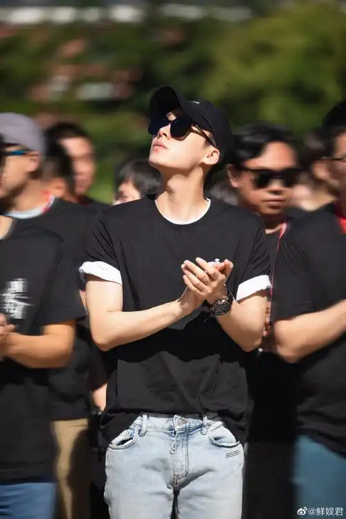 李易峰帮小演员挽头发