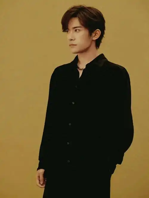 易烊千玺花絮侧拍引轰动,才华与真实自我受瞩目