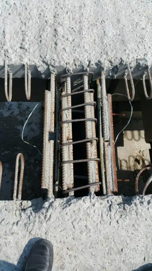 以下是施工湿接缝时的做法很好值得学习.