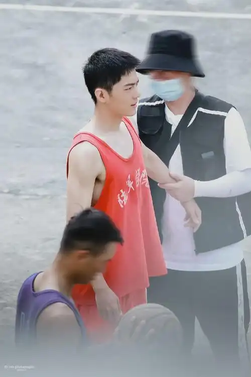 好爱球场上意气风发的顾一野@x玖少年团肖战daytoy#顾一野打篮球好帅