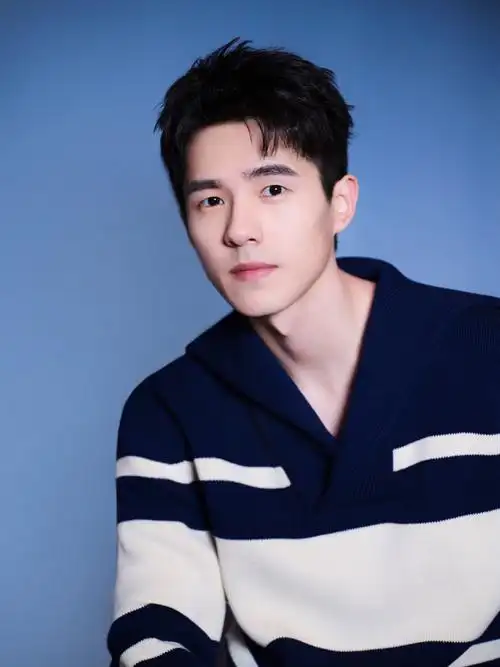 星鲜事##刘昊然身后钟表代表十周年##刘昊然十周年渐变沉淀感写真