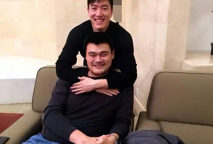 原创明星如何跟姚明合影不像侏儒谢霆锋是错误示范杨幂很机智