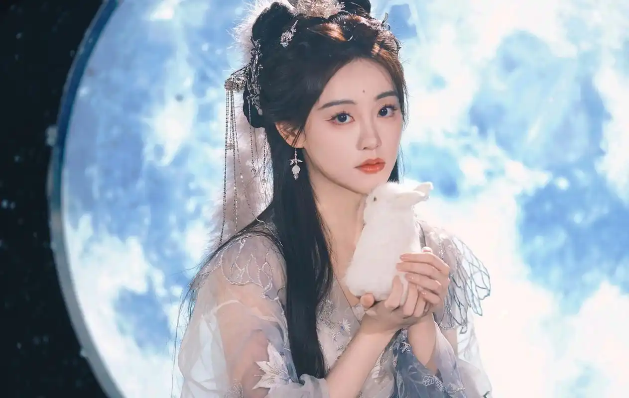 古装女神#祝绪丹# 化身嫦娥仙子,肤白貌美,清新甜美,窈窕淑女,顾盼