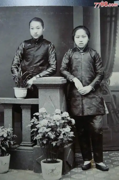 清末明初,两个小脚少女合影.138.*9.