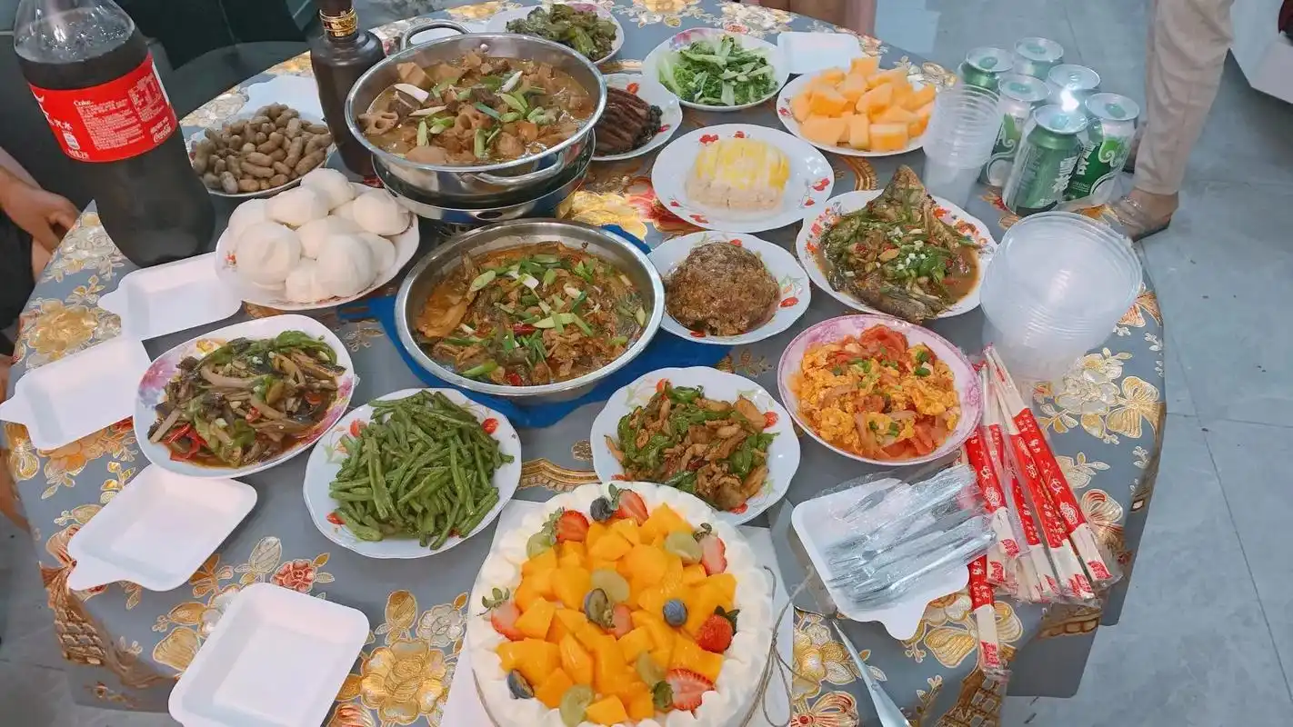 宝贝小棉袄,家里来客人了,做了两桌菜,宝贝辛苦了9999@ - 抖音