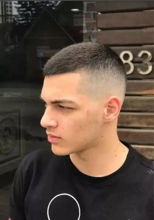 干净利索的男生才最帅 寸头,你值得拥有 ▼ 寸头和肌肉更配哦 烫发机