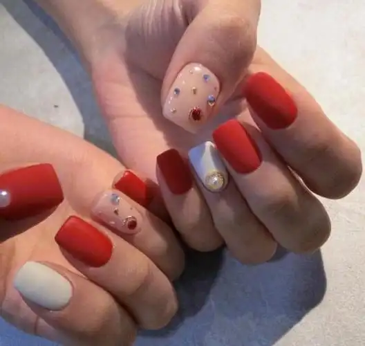 2022指甲最流行的款式新年美甲(2021新年美甲的 流行款式)-锐牛沃德