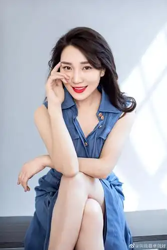 冷月真名蓉卓,毕业于上海戏剧学院表演系.