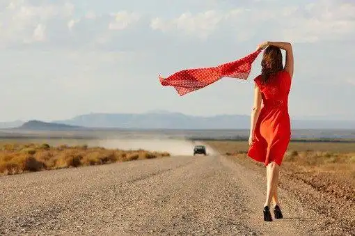 她们生活独立,思维活跃,坚强勇敢,无须依赖别人也能将生活过的风生水