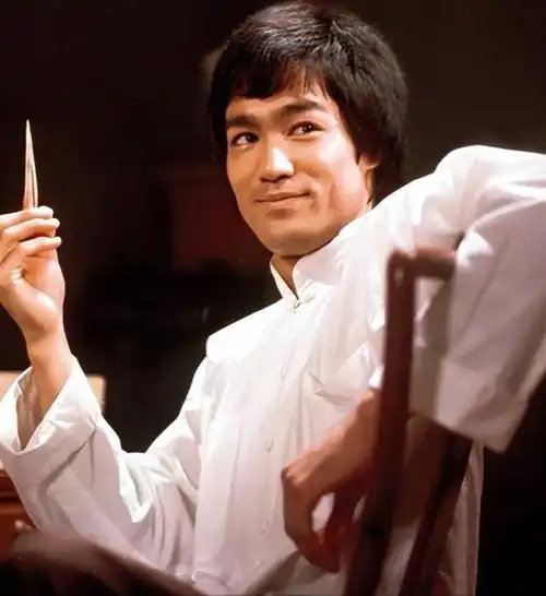 逝世50周年的李小龙,如果多活10年,能达到成龙如今的高度吗?