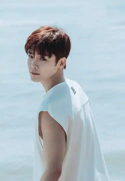 侯明昊晒海边清爽写真,纯白背心露出手臂完美线条,清澈又帅气_少年跟