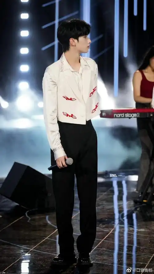 严浩翔舞台造型分享国风短款西装造型搭配黑色长裤尽显帅气,身材真的
