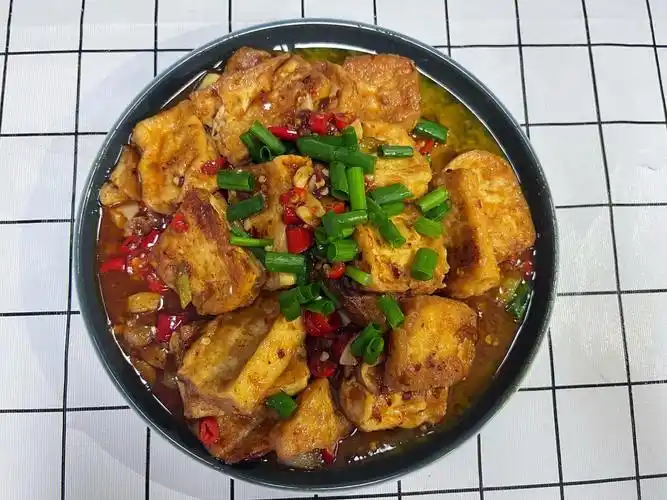 今天分享一道家常美食97香煎豆腐73虽然是素菜,比肉还好吃哦~香浓