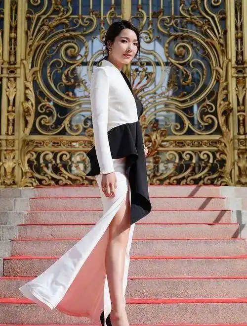 李亚男身材太棒了,穿黑白拼接礼服裙秀出好身材,大长腿诱人_的设计