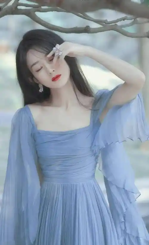 赵丽颖晒美照,穿蓬蓬裙优雅甜美,网友:颜值和身材太让人羡慕了_冯绍峰