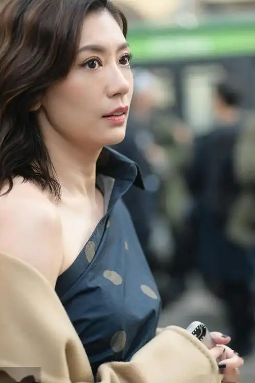 贾静雯现身某活动 秀单肩 丝毫看不出年龄