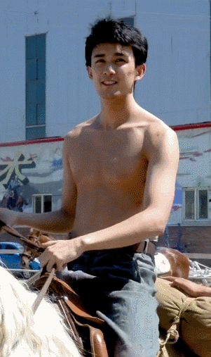 养成系真香!吴磊俊俊长大了,别说卖萌,连腹肌营业都不好骗了!