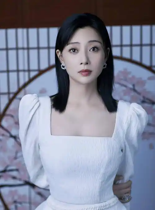 女明星殷桃写真合集:温婉大方,风韵犹存