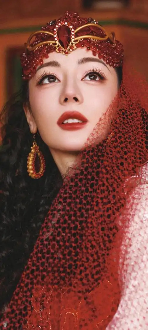 在这张美女系列壁纸中,迪丽热巴的美貌犹如一道亮丽的风景线,让人眼前