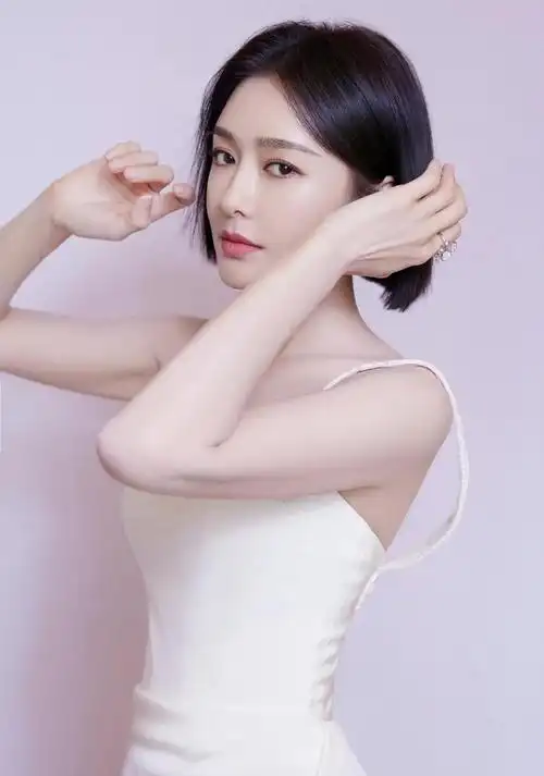 秦岚穿白色吊带抹胸裙风情妩媚美艳动人