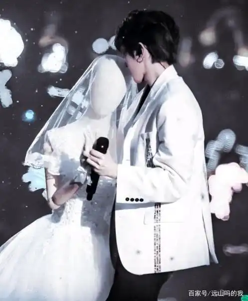 蔡徐坤"结婚照"传闻甚嚣尘上,白色西装的小腿更亮