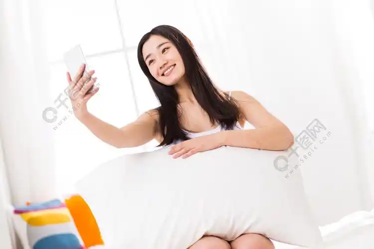 青年女人在卧室自拍