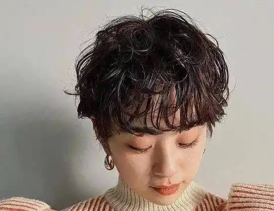 女生微卷短发,清爽干练又利落,让你美得更有型,轻松高颜值