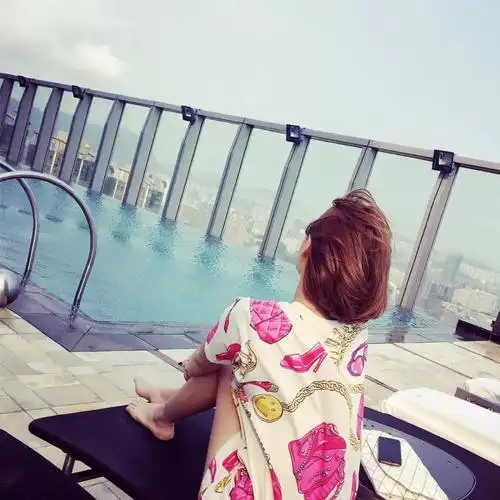 短发 背影 女头像 by:李倩