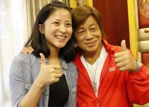 72岁"陈真"梁小龙近况,面容苍老皮肤松弛,而小20妻子依旧美丽