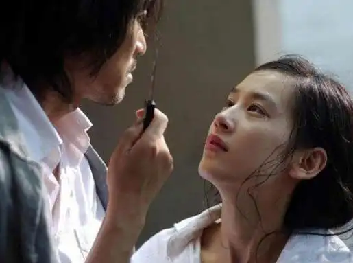 提到演员黄圣依,她也是一位优秀的女星,之前她在周星驰电影《功夫》中