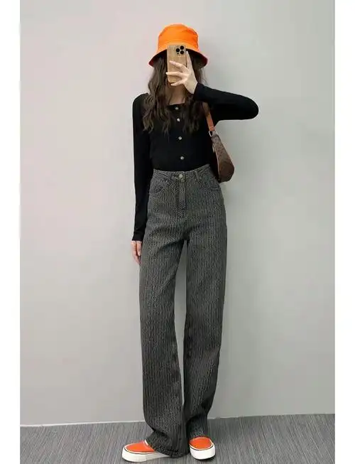 灰色是介于黑白之间的色调,和黑色搭配是经典的搭组合,能释放出更加