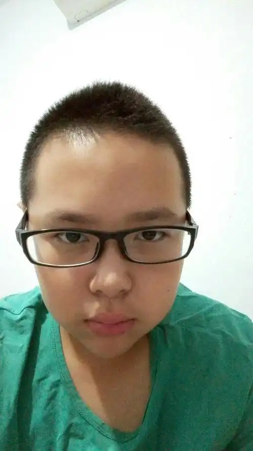 我近视200度,医生给我配了个眼镜,我选的黑色,觉得带着不好看,应该