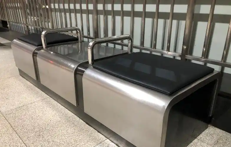 北京两条地铁线车站座椅加装坐垫|北京市|站台_新浪新闻