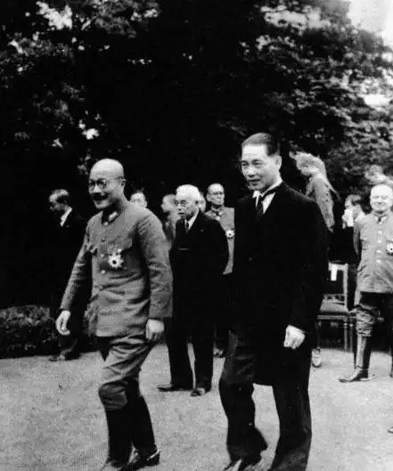 1927年,在蒋介石发动 "四一二"反革命政变后,汪精卫从法国归国,在武汉