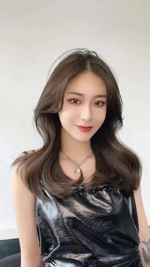 发型基本上过一阵子也是要换一换的,这样才能紧跟时尚潮流,换发型人气