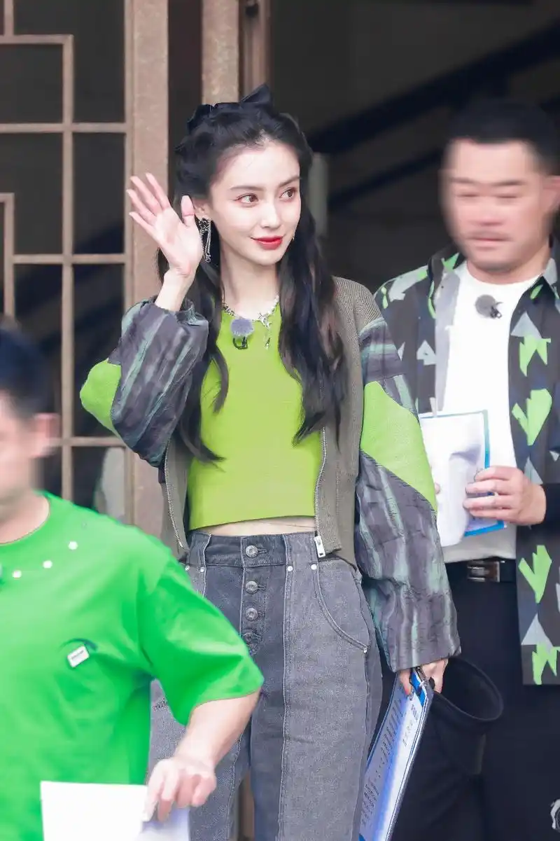 杨颖新造型冲上热搜榜!少女感穿搭时髦又减龄,元气满满的活力感
