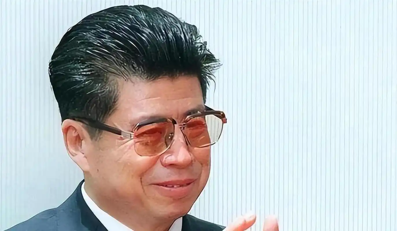 高严,曾经是中国电力行业的大佬和一位政治风云人物,但他却在其权力和