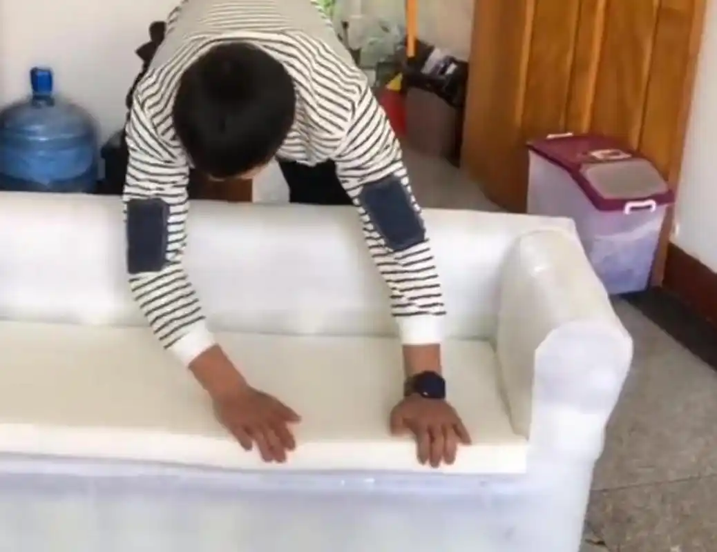 宝爸用62个奶粉罐打造专属沙发】3月22日,云南.