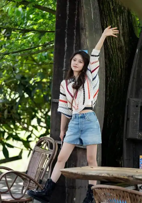 赵今麦《花儿与少年》造型,穿镂空针织衫配牛仔短裤,青春活泼 - 知乎