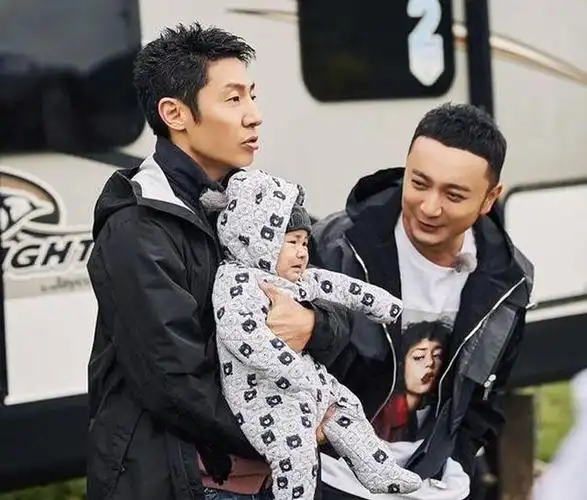 2月21日,撒贝宁一家四口首次公开同框亮相,引发了广大网友的关注和