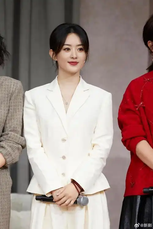 赵丽颖白色西装造型大片简洁干练太有魅力了